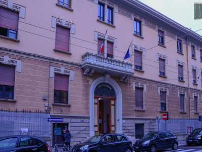 L�edificio, sviluppato su tre piani, presenta un ingresso caratterizzato da una solenne scalinata che conduce alle aule